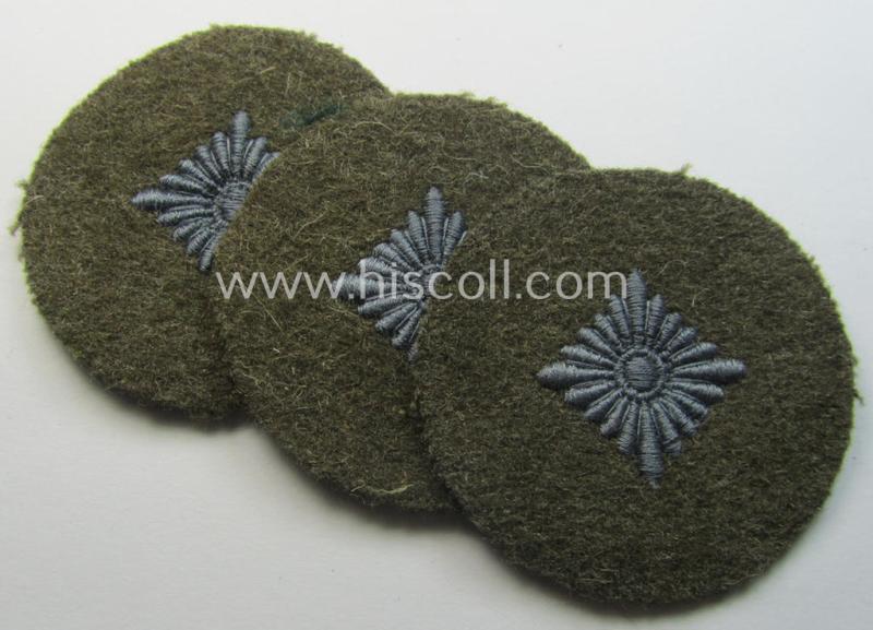 WH (Heeres) 'standard-type'- and early-pattern, tropical-style rank-insignia (ie. roundel), as executed in bluish-grey coloured linnen on a brownish-green background: 'Oberschütze'