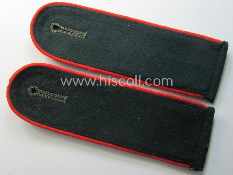 Pair of WH (Heeres) EM-type shoulderstraps: 'Sld. der (Sturm)Artillerie.-Trpn.'