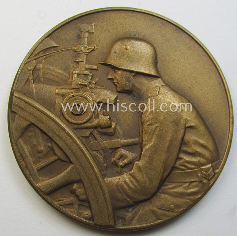 Commemorative, TR-period (ie. 'Deutsche Wehrmacht'-related) plaque (ie. 'Erinnerungs- o. nichttragbare Plakette') depicting an artillery-gunner and text: 'Preisrichten 1932 - 3. Preis - 7. (Bay.) Artl.-Regt. - 8. Batterie'