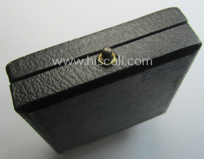 'Verwundeten-Abzeichen in Gold' being a maker- (ie. '30'-) marked- and typical 'Buntmetall'-based 'flat-pinned'-example that comes stored in its maker- (ie. 'Hauptmünzamt - Wien'-) marked- and period etui