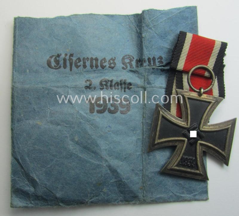 'Eisernes Kreuz II. Klasse' being a non-maker-marked example by the maker (ie. 'Hersteller'): 'Katz & Deyhle' that comes stored in its period (albeit incomplete), 'Zellstoff'-based pouch