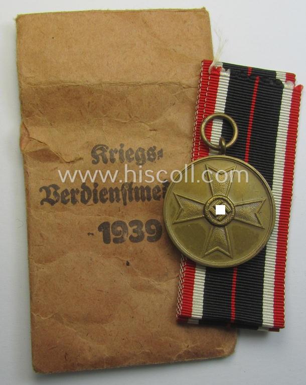'Kriegsverdienstmedaille 1939'-set comprising of a non-maker-marked- (and/or: typical 'Buntmetall'-based!) specimen that came together with its ribbon and 'Zellstoff'-based pouch by the maker: 'Robert Hauschild'
