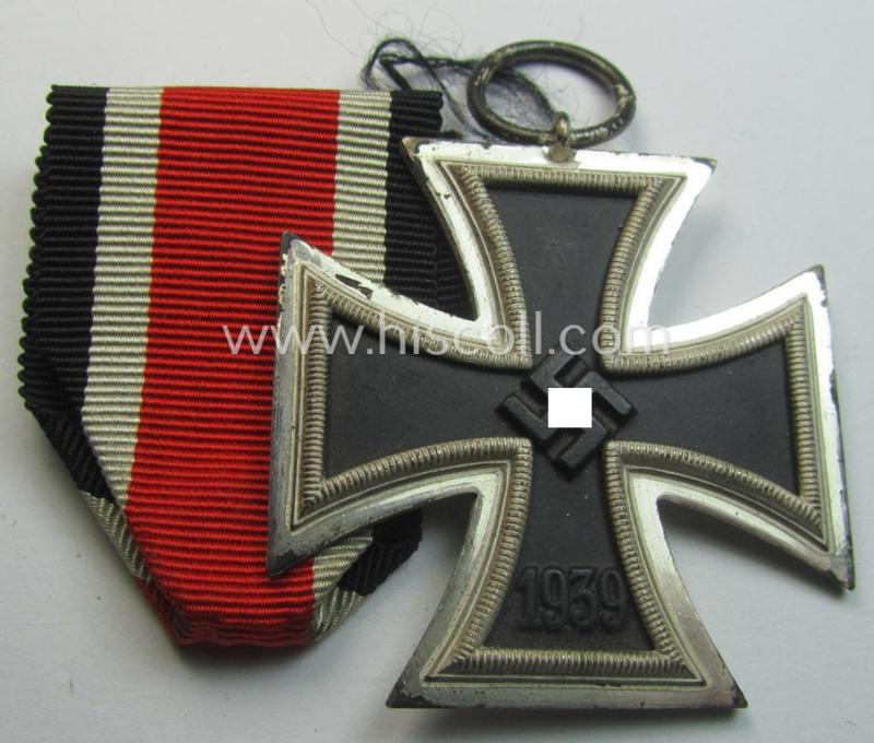 'Eisernes Kreuz II. Klasse' being a maker- (ie. '13'-) marked example that comes together with its confectioned ribbon (ie. 'Bandabschnitt') as was produced by the maker (ie. 'Hersteller'): 'Gustav Brehmer'