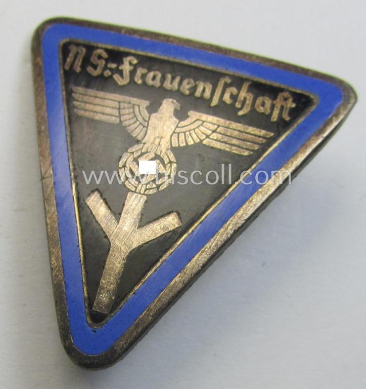 'NS-Frauenschaft'- (ie. NSF-) membership-badge (ie. 'Mitgliedsabz.') as was intended for a: 'Mitglied des engeren Stab der Ortsleitung' (and that shows an: 'RzM M1/72'-designation)
