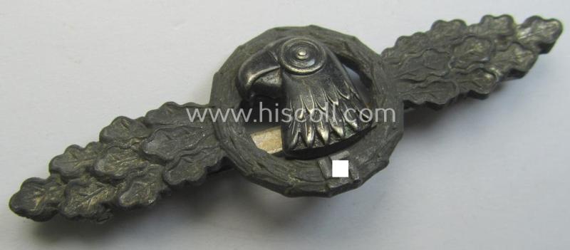 WH (Luftwaffe) 'Frontflugspange für Aufklärer in Silber' being a (typical) non-maker-marked example as (partly) executed in 'Feinzink'-based metal