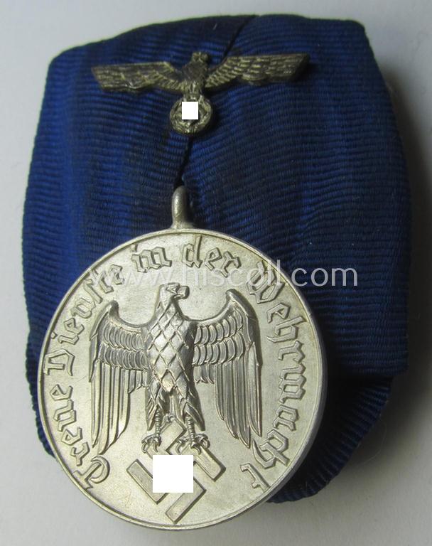 Bright silver-toned WH (Heeres- o. KM) so-called: 'Einzelspange' showing a: 'WH-Dienstauszeichnung 4. Stufe' (as was intended for 4 years of loyal-service) and that shows a detailed, 'Heeres'-type-eagle-device, period-attached