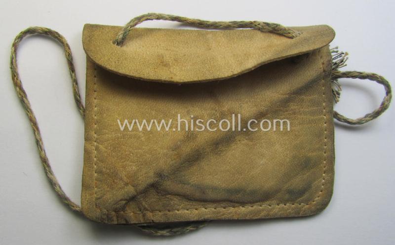 Natural-coloured- and/or genuine leather-based etui (ie. 'Tragetasche') as was intended to store an ID-disc (ie. 'Tragetasche für Erkennungsmarke') and that comes in a just minimally used- ie. worn, condition