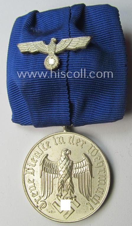 Bright silver-toned - and detachable! - WH (Heeres o. KM) so-called: 'Einzelspange' showing a: 'WH-Dienstauszeichnung 4. Stufe' (as was intended for 4 years of loyal-service) and that shows a detailed, Heeres o. KM-type-eagle-device, period-attached