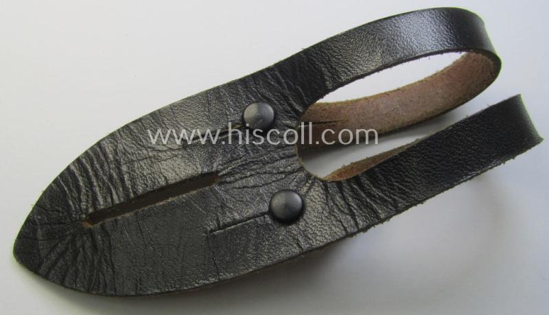 'Standard-issue'-pattern, WH binoculars (ie. 'Dienstglas 6 x 30 o. 10 x 50') so-called: 'anti-movement flap' (or: 'Tragelasche für Dienstgläser') as was executed in black-coloured leather