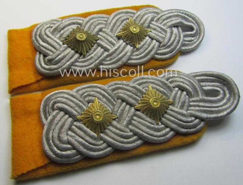 Pair of WH (Luftwaffe) high-ranked, officers'-type shoulderboards as piped in the golden-yellow-coloured brancolour as was intended for usage by an: 'Oberst der Flieger- o. Fallschirmjäger-Truppen'