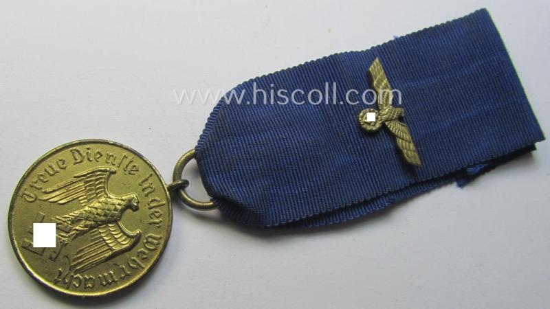 WH (Heeres o. KM) bright-golden-toned, 'WH-DA der 3. Klasse für 12 Jahre Dienstzeit' that comes mounted onto its accompanying ribbon (ie. 'Bandabschnitt') having a golden-toned eagle-device attached