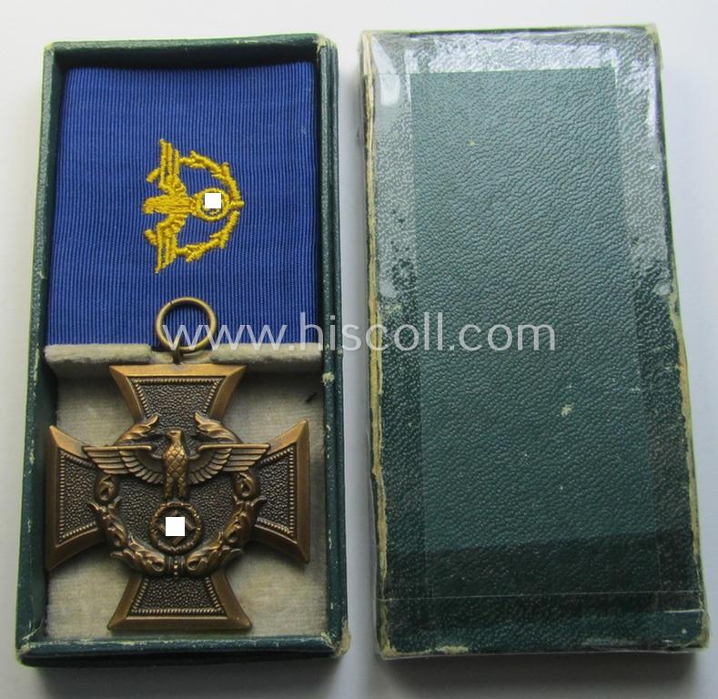 'Zollgrenzschütz-Ehrenzeichen' (or: customs loyal-service medal) that comes together with its full-length ribbon (ie. 'Bandabschnitt') and that comes stored in its repaired etui