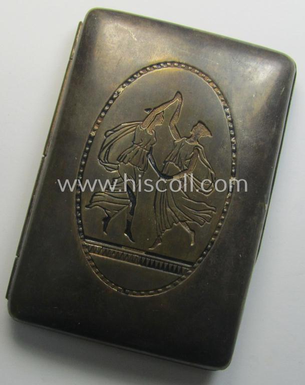 Commemorative, silver-toned 'souvenir'-cigarette-etui' (ie. 'Erinnerungs-Etui') showing an illustration of two dancing ladies and engraved text: 'Zur Erinnerung an den Polenfeldzug 1939 - 234. Reg. - 8.Komp. - gew. von Euerm Oberleutnant W. Lange'