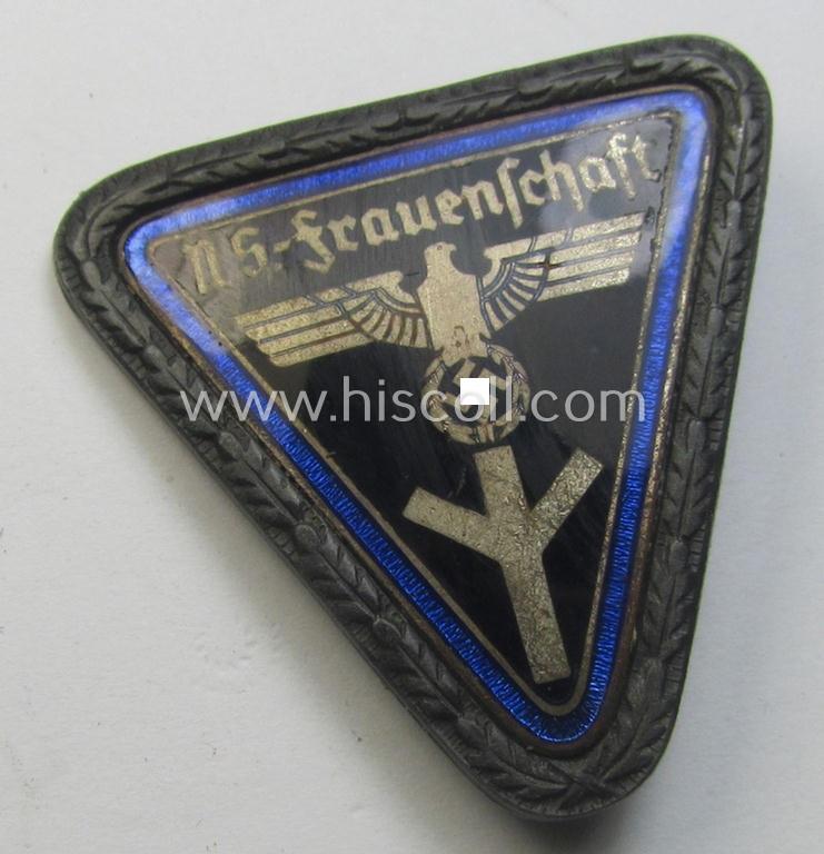 'NS-Frauenschaft'- (ie. NSF-) membership-badge (ie. 'Mitgliedsabz.') as was intended for a: 'Frauenschaftsleiterin' at 'Orts'-level (and that shows an: 'RzM M1/120'-designation)