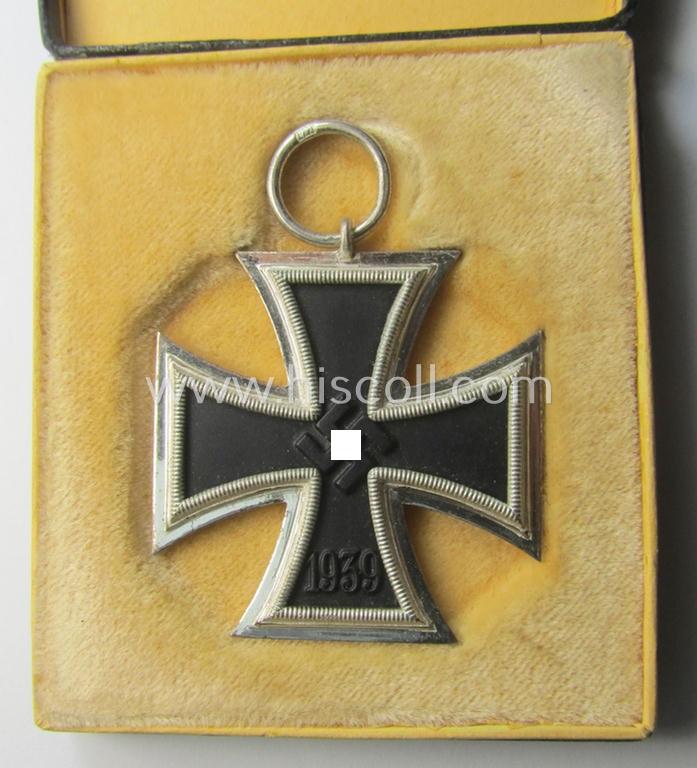 'Eisernes Kreuz II. Klasse' being a maker- (ie. 'L/11'-) marked example by the maker (ie. 'Hersteller'): 'Wilhelm Deumer' and that came stored in its (rarely seen!) 'LDO'-etui ie. box