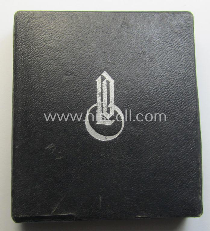 'Eisernes Kreuz II. Klasse' being a maker- (ie. 'L/11'-) marked example by the maker (ie. 'Hersteller'): 'Wilhelm Deumer' and that came stored in its (rarely seen!) 'LDO'-etui ie. box