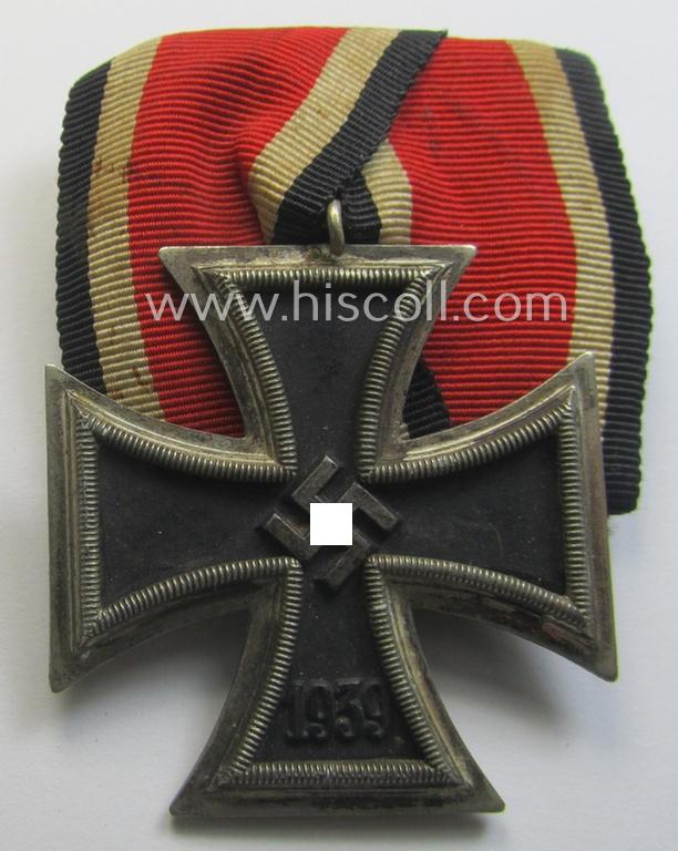 'Einzelspange' (ie. single-pieced medal-bar) showing an Iron Cross 2nd class (or: 'Eisernes Kreuz 2. Klasse') by a (by me) unidentified maker
