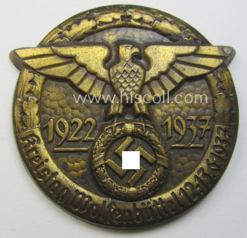 Commemorative, golden-bronze-toned 'N.S.D.A.P.'-related 'tinnie' being a non-maker-marked- and fairly high-quality example, depicting an N.S.D.A.P.-party-eagle and surrounded by the text: 'Kreistag - Wolfenbüttel - 12.-13.6.1937'