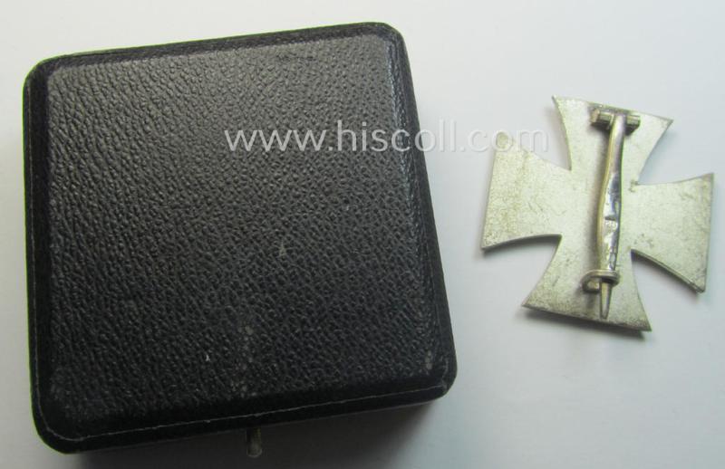 'Eisernes Kreuz 1. Klasse' (ie. Iron Cross 1st class) being an (I deem) early-war-period produced- and '26'-marked (ie. by: 'B.H. Mayer's Kunstprägeanstalt'-produced) example and that comes complete in its specific etui