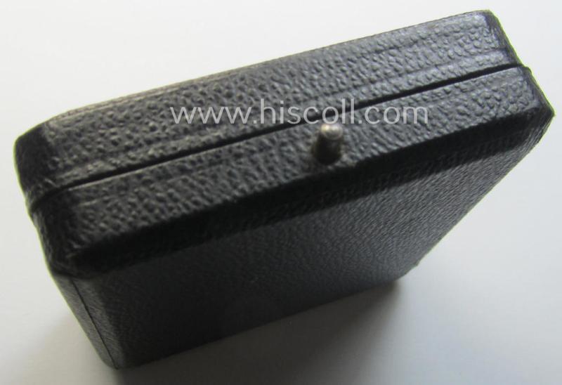 'Eisernes Kreuz 1. Klasse' (ie. Iron Cross 1st class) being an (I deem) early-war-period produced- and '26'-marked (ie. by: 'B.H. Mayer's Kunstprägeanstalt'-produced) example and that comes complete in its specific etui