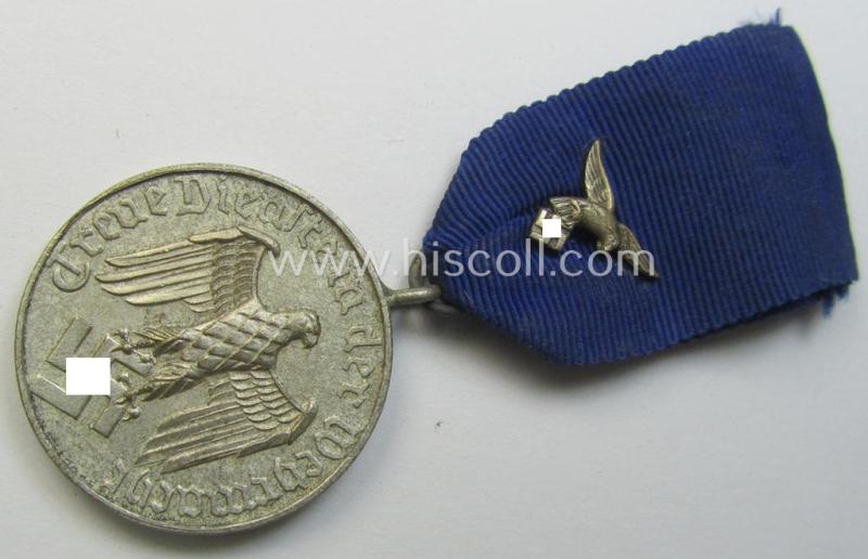 WH (Luftwaffe) bright silver-toned 'WH-DA der 4. Klasse für 4 Jahre Dienstzeit' that comes mounted onto its accompanying ribbon (ie. 'Bandabschnitt') having a silver-toned eagle-device attached