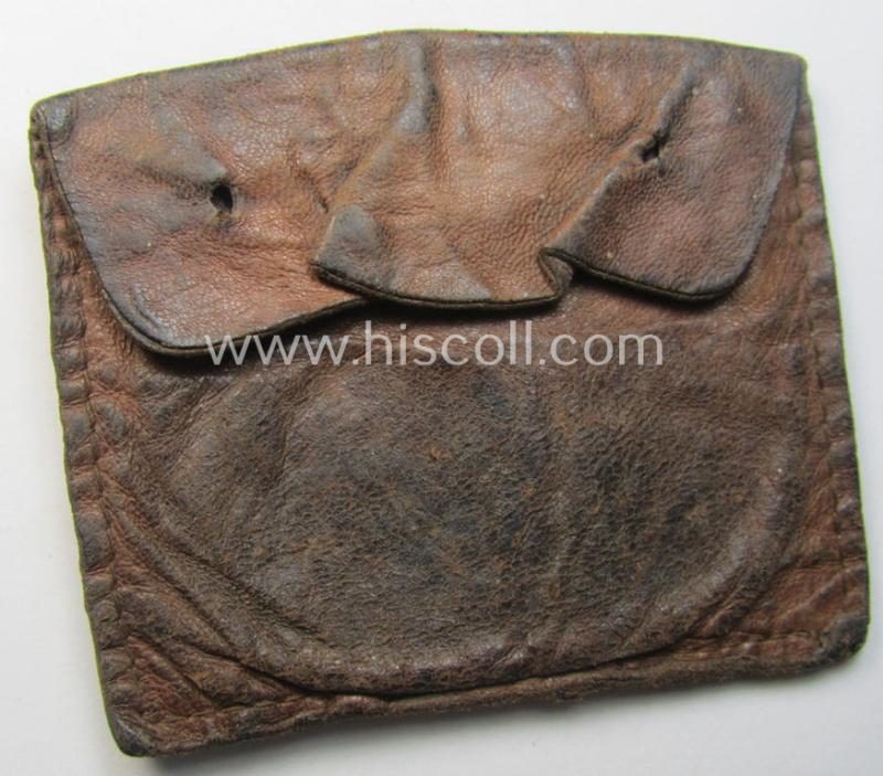 Natural-coloured- and/or genuine leather-based etui (ie. 'Tragetasche') as was intended to store an ID-disc (ie. 'Tragetasche für Erkennungsmarke') and that comes in a clearly used- ie. worn, condition