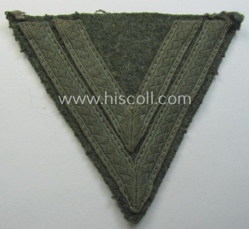 WH (Heeres) 'Armwinkel' (or: arm-chevron) as executed on typical field-grey-coloured wool as was specifically intended for usage by a soldier with the rank of: 'Obergefreiter'