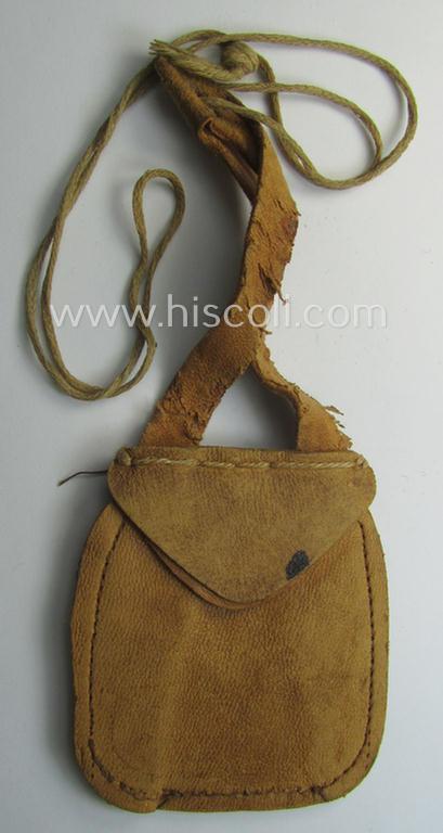 Natural-coloured- and/or genuine leather-based etui (ie. 'Tragetasche') as was intended to store an ID-disc (ie. 'Tragetasche für Erkennungsmarke')