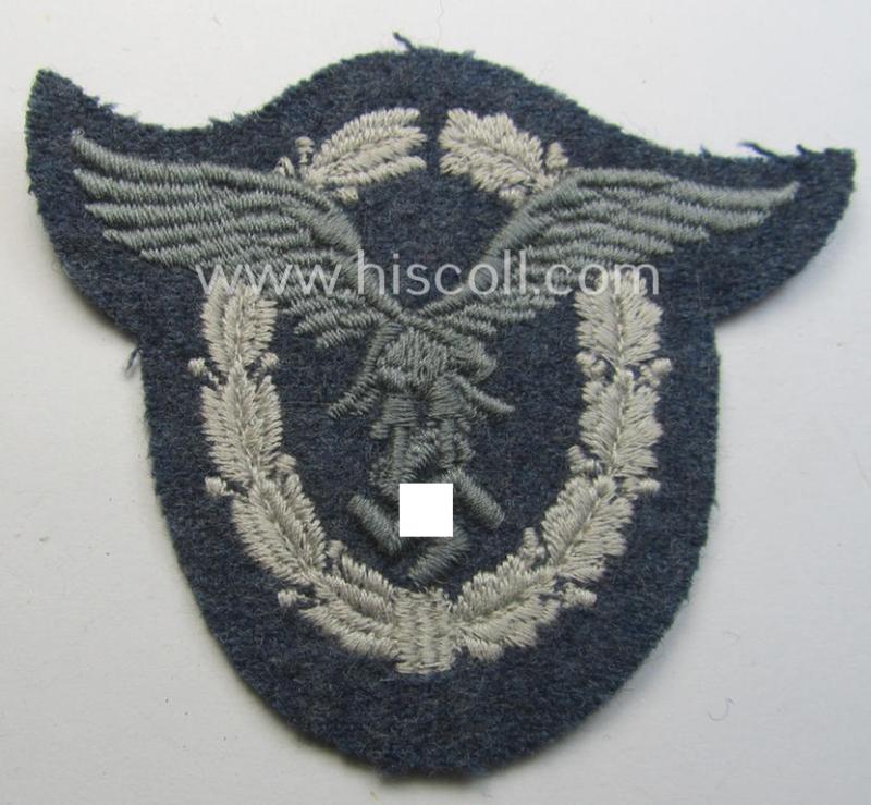 WH (Luftwaffe) 'Flugzeugführerabzeichen in Stoff' or: pilots'-badge) being a nicely machine-embroidered specimen that come in a 'virtually mint' condition