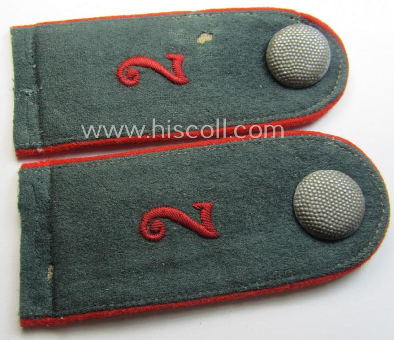 Pair of early- (ie. pre-) war-period, WH (Heeres) 'M36'- (ie. 'M40'-) pattern 'cyphered' EM-type shoulderstraps as intended for a: 'Soldat u. Mitglied des Art.(Beo.)-Abts. 7'