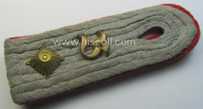Single, WH (Heeres) neatly 'cyphered', officers-pattern shoulderboard as intended for an: 'Oberleutnant u. Mitglied einer Art.-Beo.-Abts.'