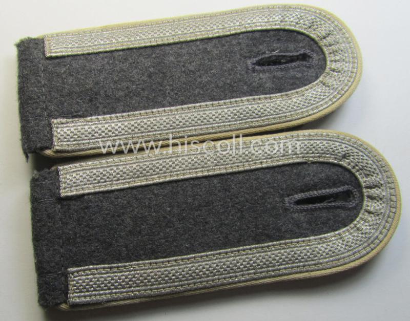 Pair of WH (Luftwaffe) white-piped, so-called: 'Hermann Göring'-division, NCO-type shoulderstraps: 'Unteroffizier u. Mitglied der Hermann Göring Division'