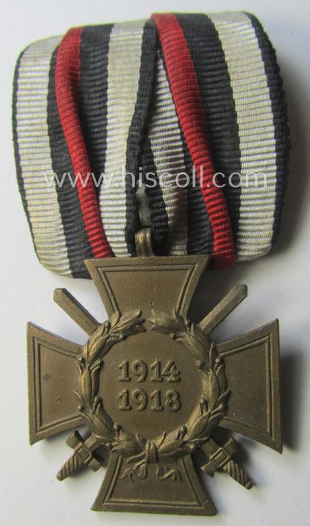 Golden-bronze-toned so-called: 'Einzelspange' showing a: 'Frontkämpferkreuz 1914-18 mit Schwertern' (ie.: 'Kriegsteilnehmerkreuz 1914-18 mit Schw.') being a detailed- and/or zinc- ie. 'Feinzink'-based, specimen