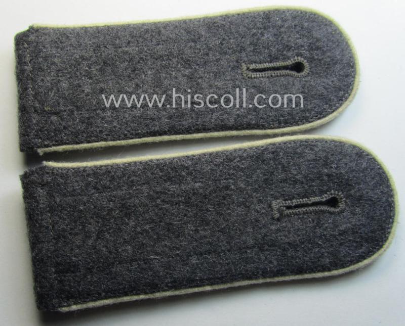 Pair of WH (Luftwaffe) white-piped, so-called: 'Hermann Göring'-division, EM-type shoulderstraps: 'Soldat u. Mitglied der Hermann Göring Division'