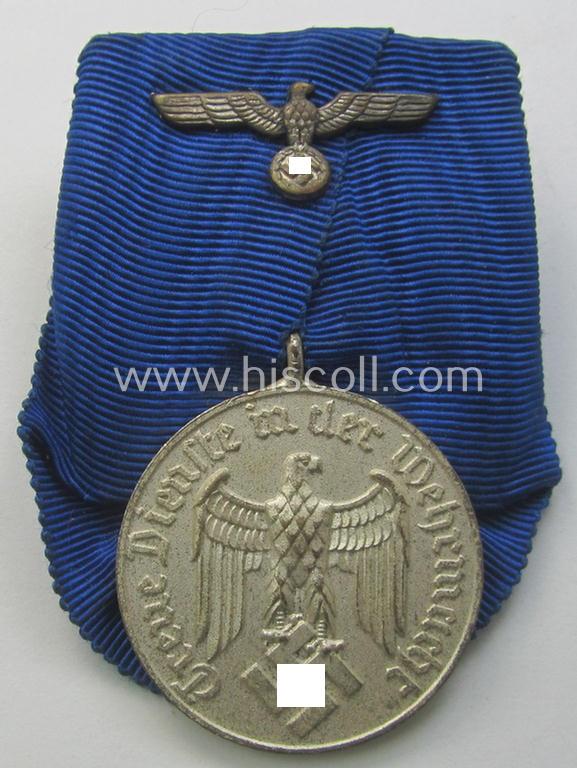 Bright silver-toned WH (Heeres- o. KM) so-called: 'Einzelspange' showing a: 'WH-Dienstauszeichnung 4. Stufe' (as was intended for 4 years of loyal-service) and that shows a detailed, 'Heeres'-type-eagle-device, period-attached