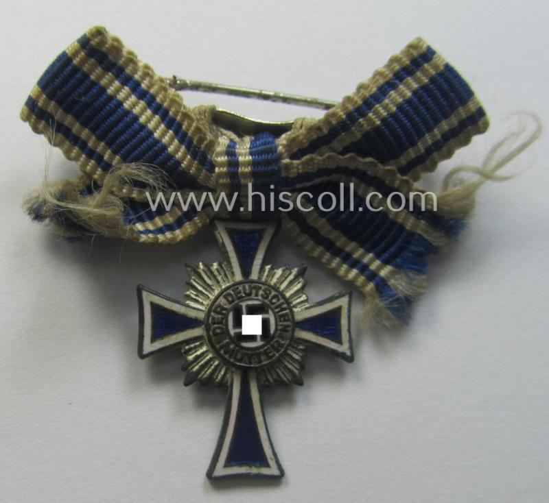 Miniature of an: 'Ehrenkreuz der deutschen Mutter - zweite Stufe' (or: silver-class mothers'-cross) being a non-maker-marked example that comes in an overall nice- (albeit moderately worn- ie. used-), condition