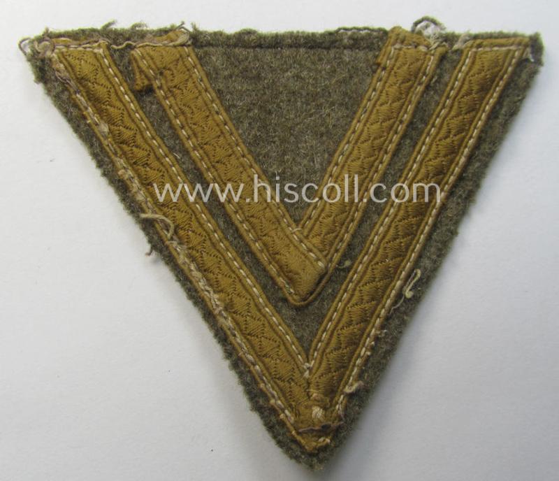 WH (Heeres) early-pattern, tropical-styled 'Armwinkel' (or: arm-chevron) as executed on typical greenish-tan-coloured wool as was specifically intended for usage by a soldier with the rank of: 'Obergefreiter'