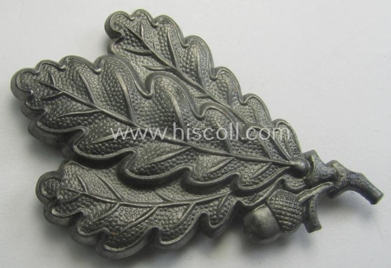 WH (Heeres) greyish-silver-coloured so-called: 'M43'-pattern cap-badge (ie. 'Mützenabzeichen') depicting three: 'Eichenlaub'-branches as was used by the various 'Jäger'-related, divisional staff-members