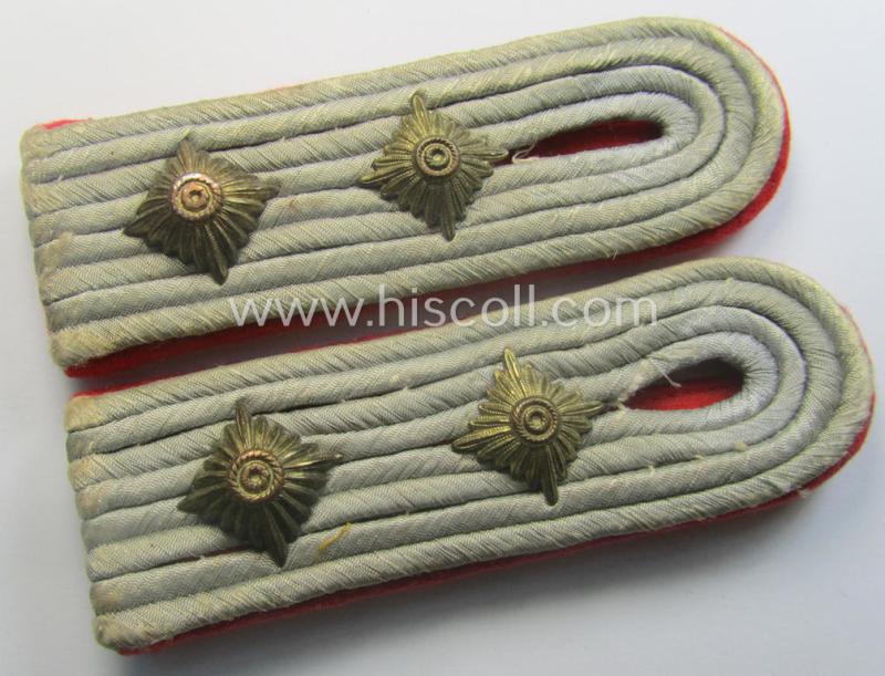 Pair of WH (Heeres) officers'-type shoulderboards as piped in the bright-red- (ie. 'hochroter'-) coloured branchcolour as was specifically intended for usage by a: 'Hauptmann eines (Sturm)Art.-Rgts. o. Abts.'