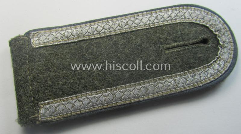 Single - I deem mid-war-period - so-called: 'M40 o. M43'-pattern, WH (Heeres) NCO-type shoulderstrap as piped in the light-blue-coloured branchcolour as was intended for usage by an: 'Uffz. der Nachschub-Trpn.'
