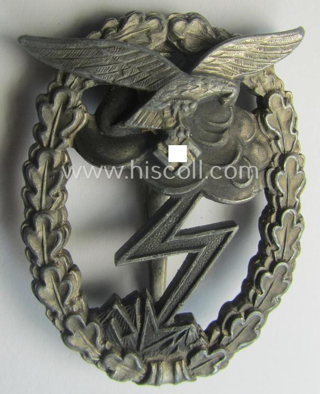 Luxuriously-styled, WH (LW) 'Erdkampfabzeichen' being a clearly maker- (ie. 'M.K. 5'-) marked by: 'Metall- u. Kunststoff'