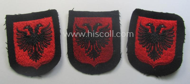 Albanian, Waffen-SS 'volunteer' arm-shield as was specifically intended for usage by soldiers of the: '21. Waffen-Grenadier-Division der SS' (ie. 'Skanderbeg' or: 'albanische Nr. 1') that comes in a 'virtually mint- ie. unissued', condition