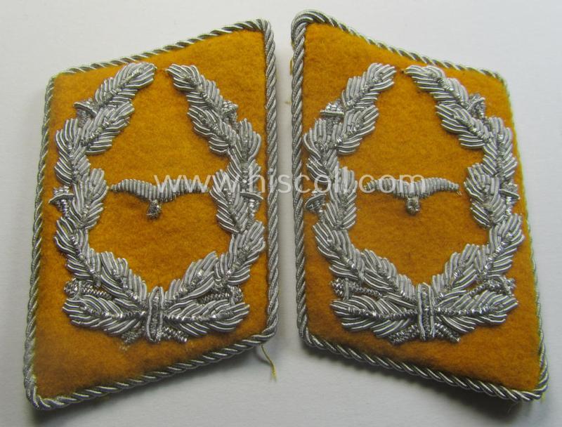 Pair of - fully matching! - WH (Luftwaffe) officers'-type collar-patches (ie. 'Kragenspiegel für Offiziere der LW') as executed in golden-yellow-coloured wool as was intended for usage by a: 'Major der Flieger- o. Fallschirmjäger-Trpn.'