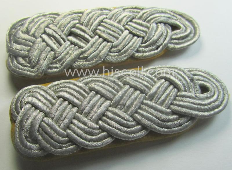 Pair of - fully matching! - WH (Luftwaffe) officers'-type shoulderboards (ie. 'Schulterstücke für Offiziere der LW') as piped in the golden-yellow-toned wool as was intended for usage by a: 'Major der Flieger- o. Fallschirmjäger-Trpn.'