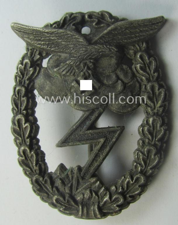 Later-war-period, zinc- (ie. 'Feinzink'-) based version of a WH (Luftwaffe) 'Erdkampfabzeichen' being a (typical) non-maker-marked example by the Austrian-based: 'Arno Wallpach'-company