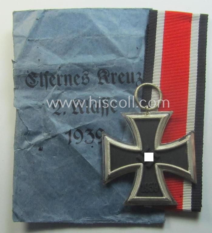 'Eisernes Kreuz 2. Kl.' being a non-maker-marked example that comes stored in its period (scarely seen, variant-pattern!) 'Zellstoff'-based pouch by the: 'Steinhauer & Lück'-company as was based in the town of Lüdenscheid