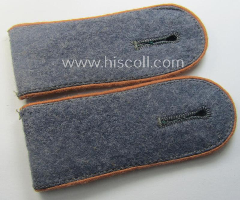 Pair of WH (Luftwaffe) EM-type shoulderstraps as piped in the light- ie. rust-brown- (ie. 'hell- o. kupferbrauner'-) coloured branchcolour: 'Soldat der LW-Nachrichten-Trpn.'