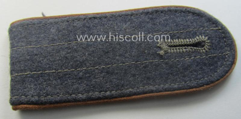 Single - but nevertheless scarcely encountered! - WH (Luftwaffe) later-war-period- (ie. 'simplified'- ie. 'M44- o. M45'-pattern-) EM-type shoulderstrap: 'Soldat der Nachrichten-Trpn.'