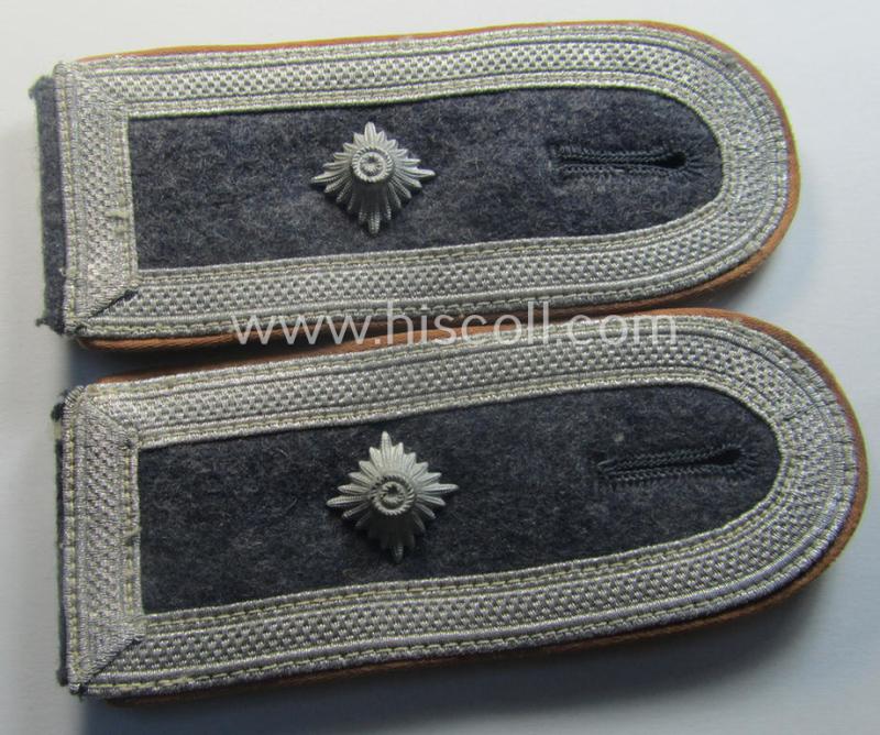 Pair of WH (Luftwaffe) NCO-type shoulderstraps as piped in the light-brown-coloured branchcolour as was intended for a: 'Feldwebel der Nachrichten-Trpn.'
