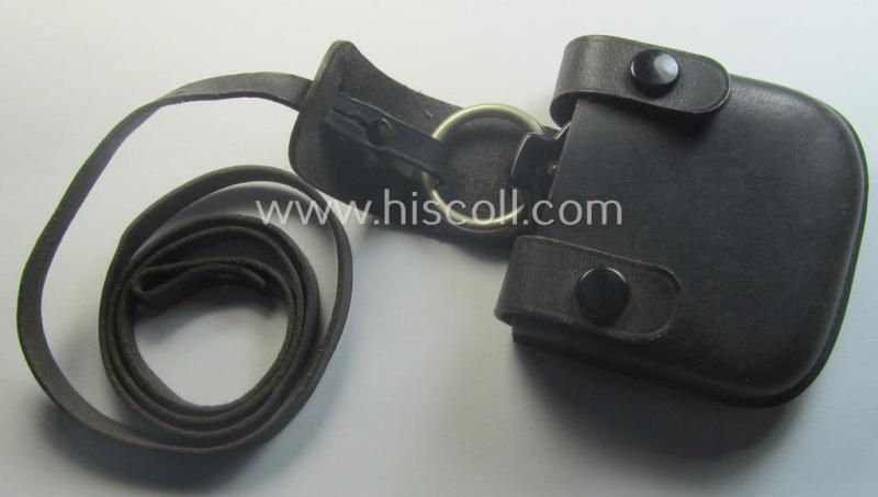 Pre-war-period, 'standard-issued'-pattern, black-coloured and resin-based WH compass (ie. 'Marschkompass') which is nicely maker- (ie. 'Busch - Rathenow'-) marked and that comes stored in its specific, leather-based etui